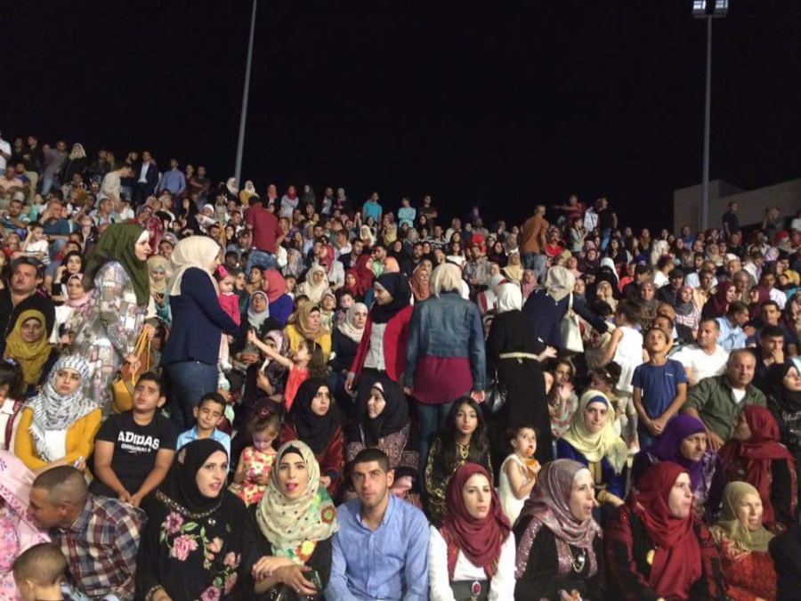 بالصور: 50 عريس و عروسه يحتفلون بيوم زفافهم الجماعي هذه الاثناء في رام الله 